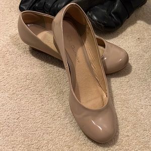 Ladies shoes, slight heel. Color is Nude, size 7.5 Med. good condition